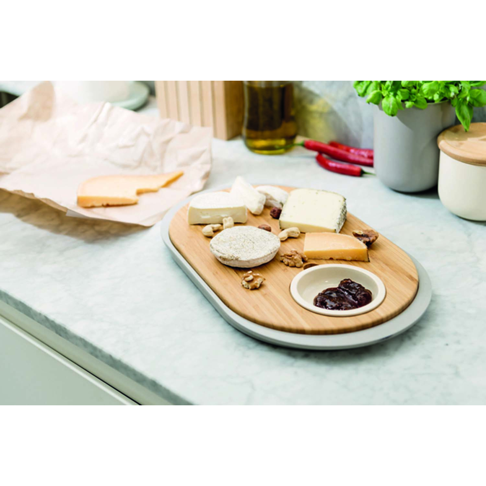 Доска для нарезки BergHOFF LEO, с поддоном и емкостью для соуса, 39 х 23 х 2,5 см