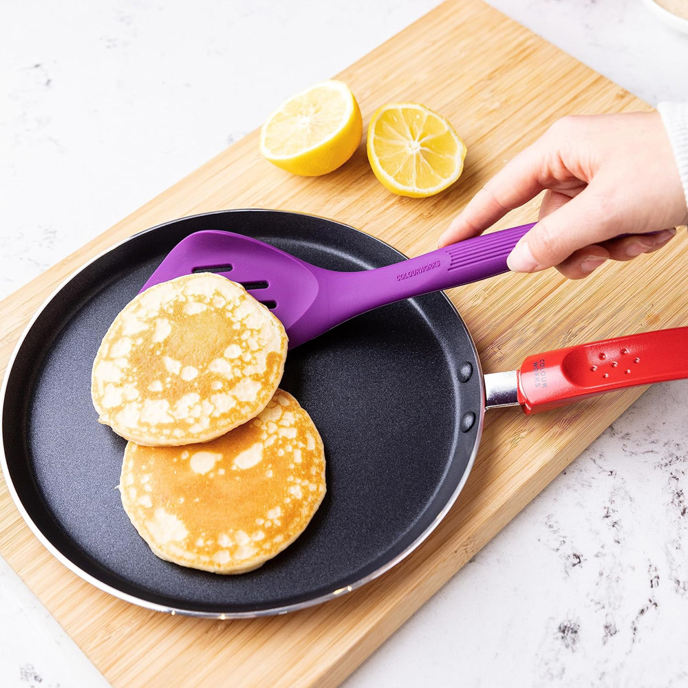 Лопатка с отверстиями Kitchen Craft COLOUR WORKS, фиолетовая, силикон, 28,5 см