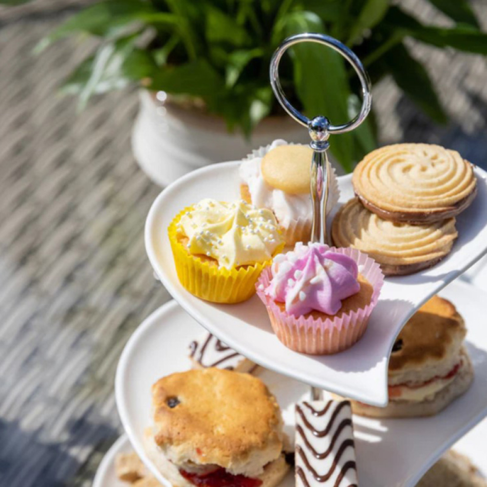 Підставка для тістечок Maxwell & Williams WHITE BASICS HEART дворівнева, порцелянаова